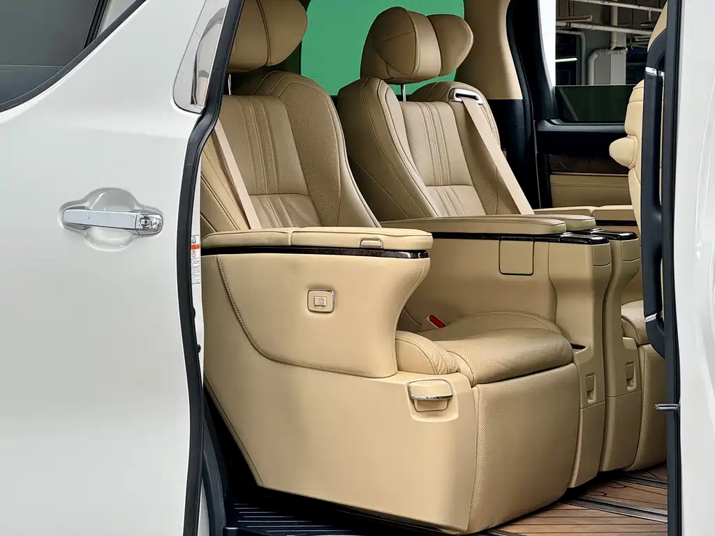 Toyota Alphard — фото 8