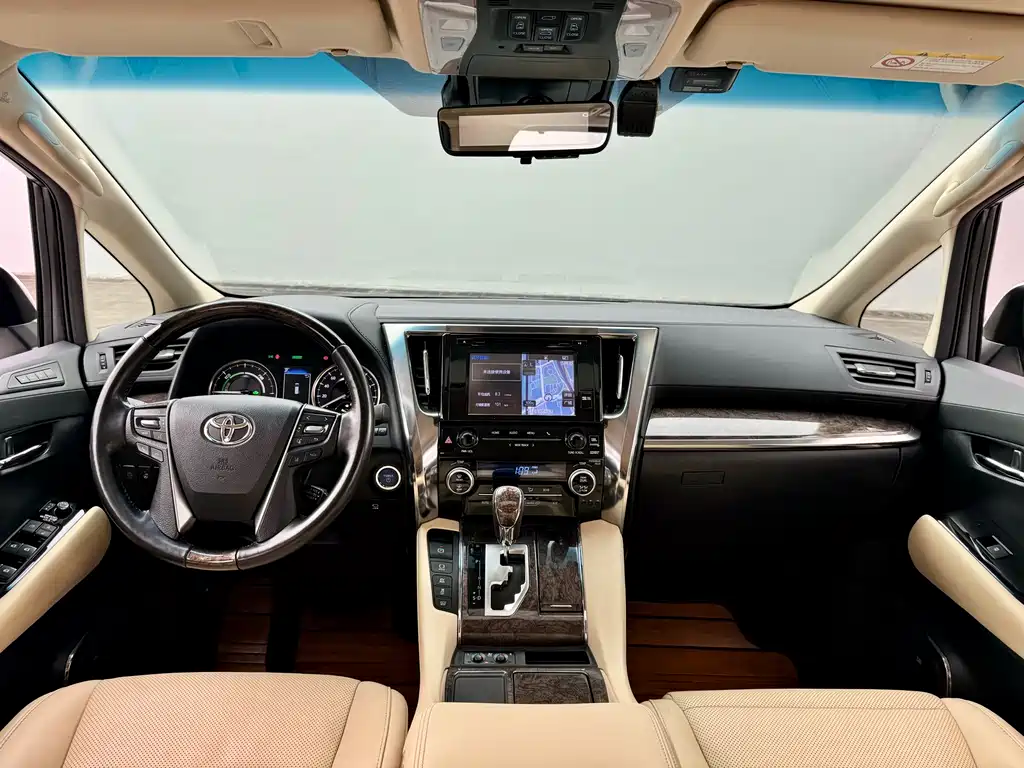 Toyota Alphard — фото 9