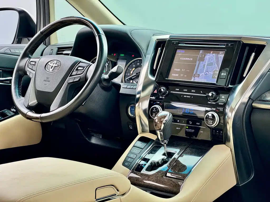 Toyota Alphard — фото 10