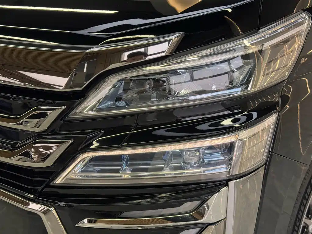 Toyota Vellfire — фото 4
