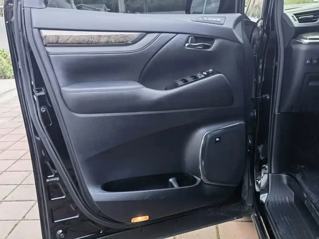 Toyota Vellfire — фото 4