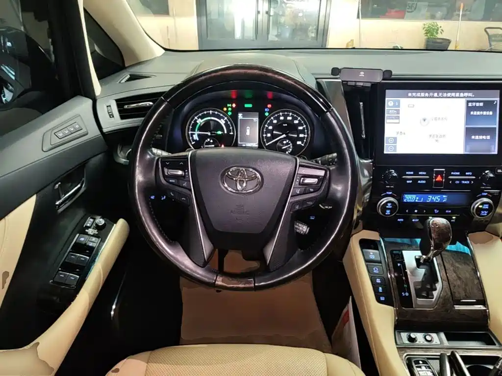 Toyota Alphard — фото 11
