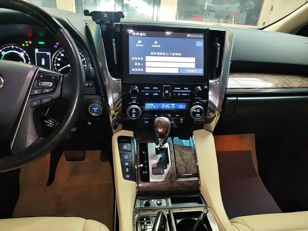 Toyota Alphard — фото 13