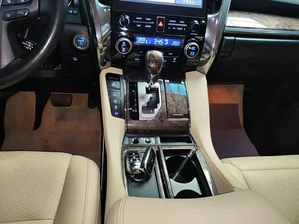 Toyota Alphard — фото 14