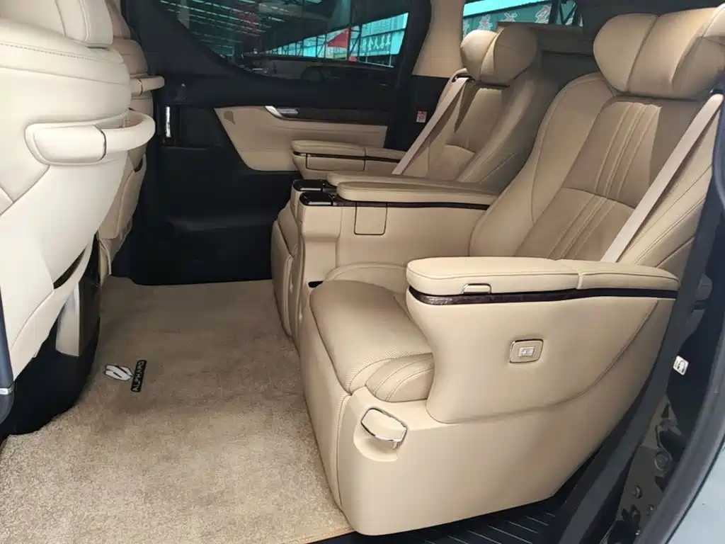 Toyota Alphard — фото 17