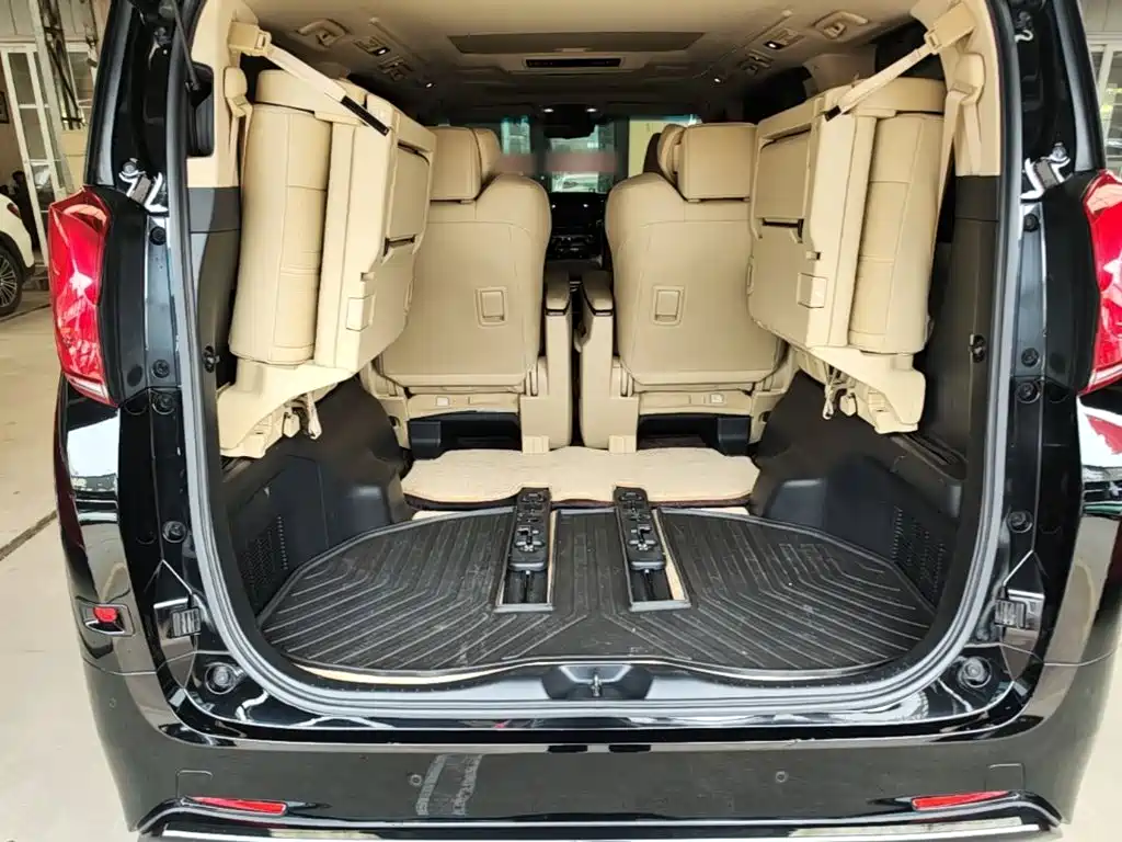 Toyota Alphard — фото 19