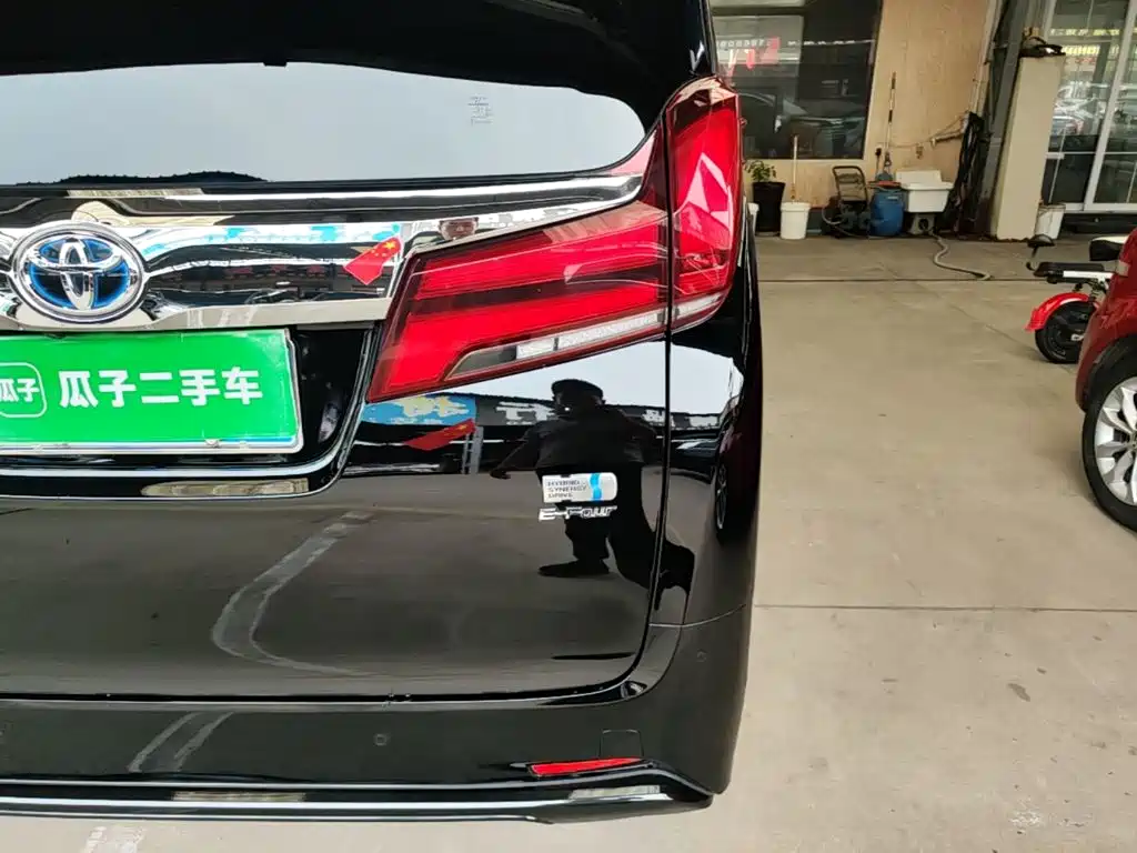 Toyota Alphard — фото 8