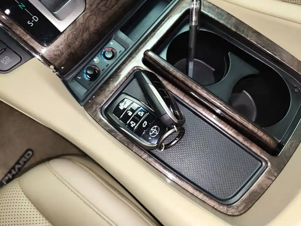 Toyota Alphard — фото 9