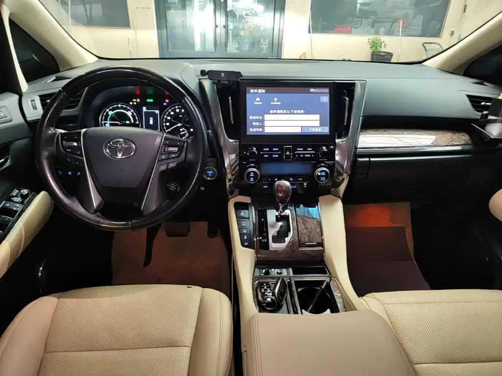 Toyota Alphard — фото 10