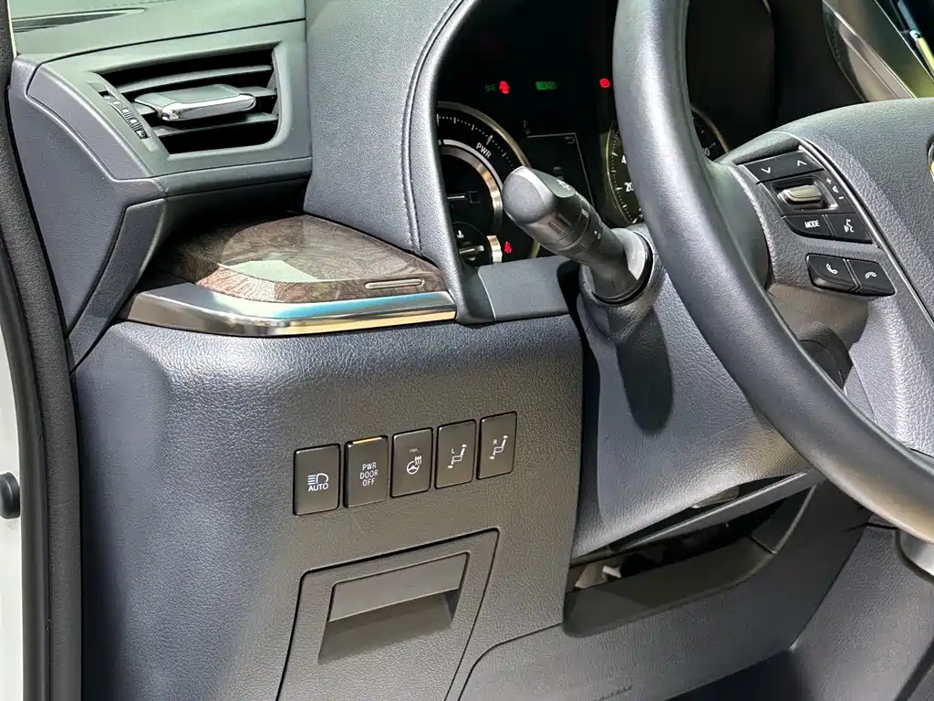 Toyota Alphard — фото 11