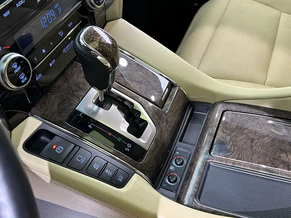Toyota Alphard — фото 13