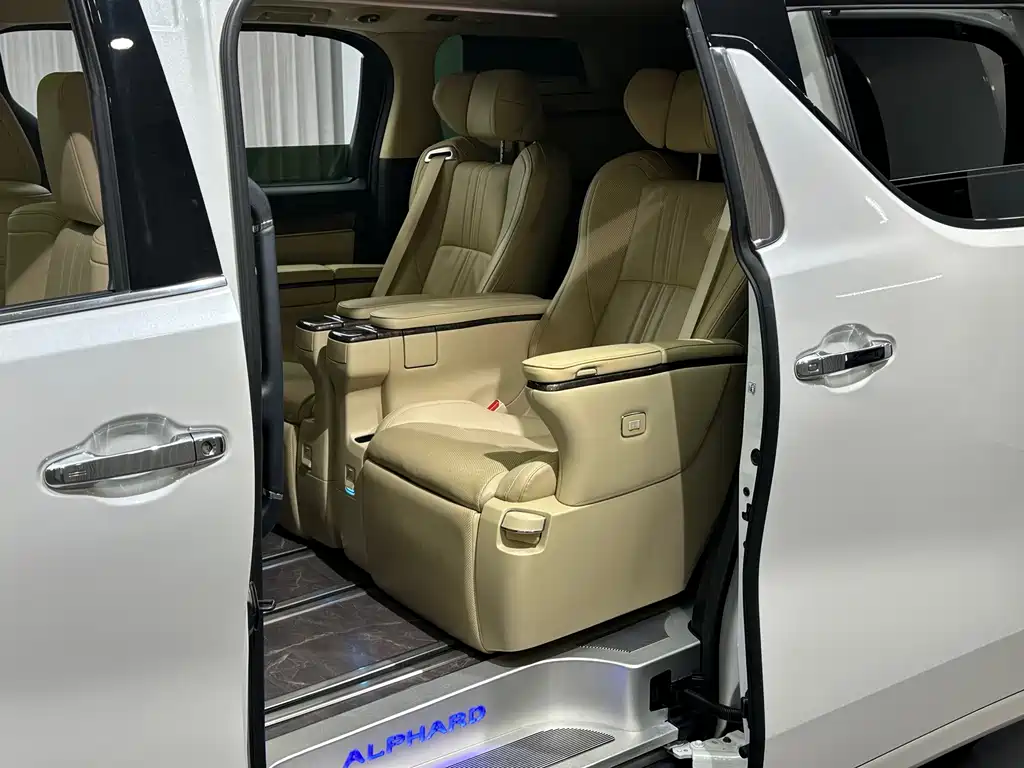 Toyota Alphard — фото 17