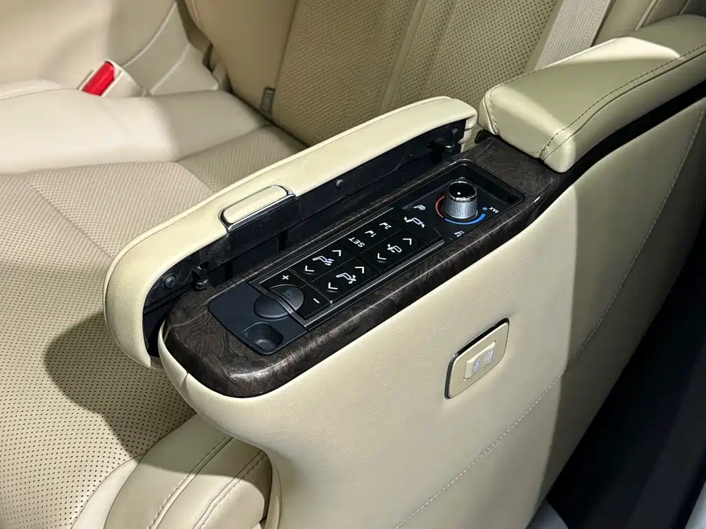 Toyota Alphard — фото 18