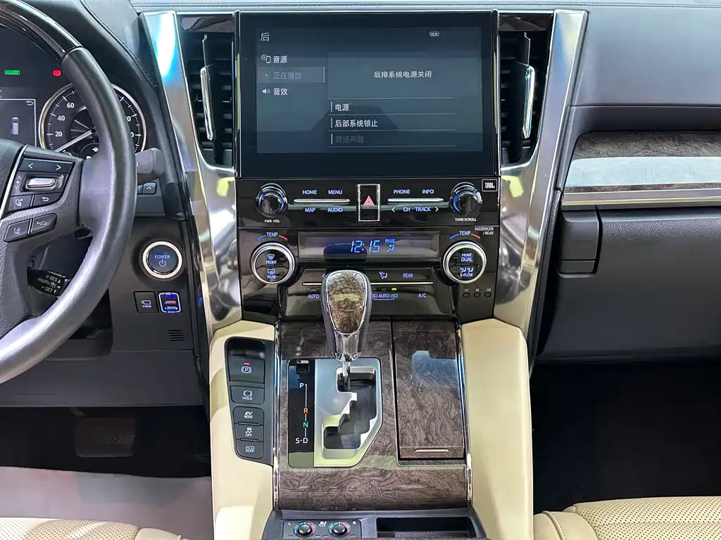 Toyota Alphard — фото 26