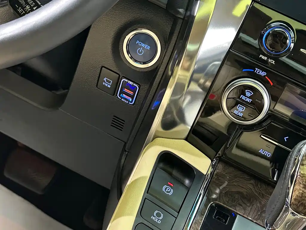 Toyota Alphard — фото 28