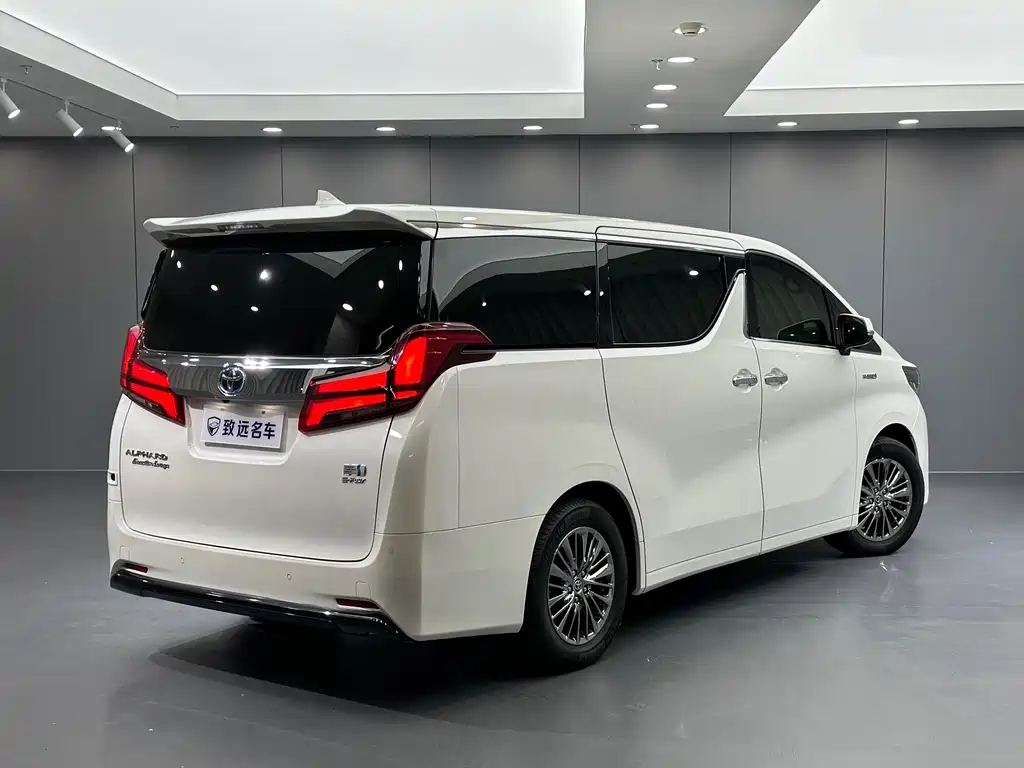 Toyota Alphard — фото 4