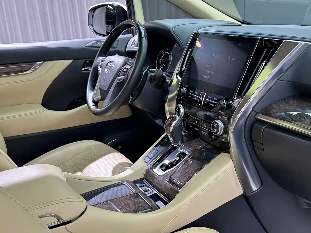 Toyota Alphard — фото 34