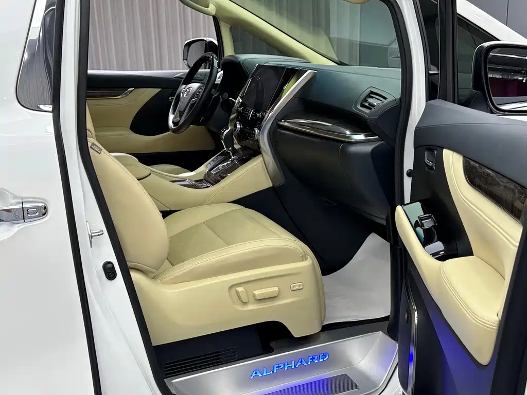 Toyota Alphard — фото 35