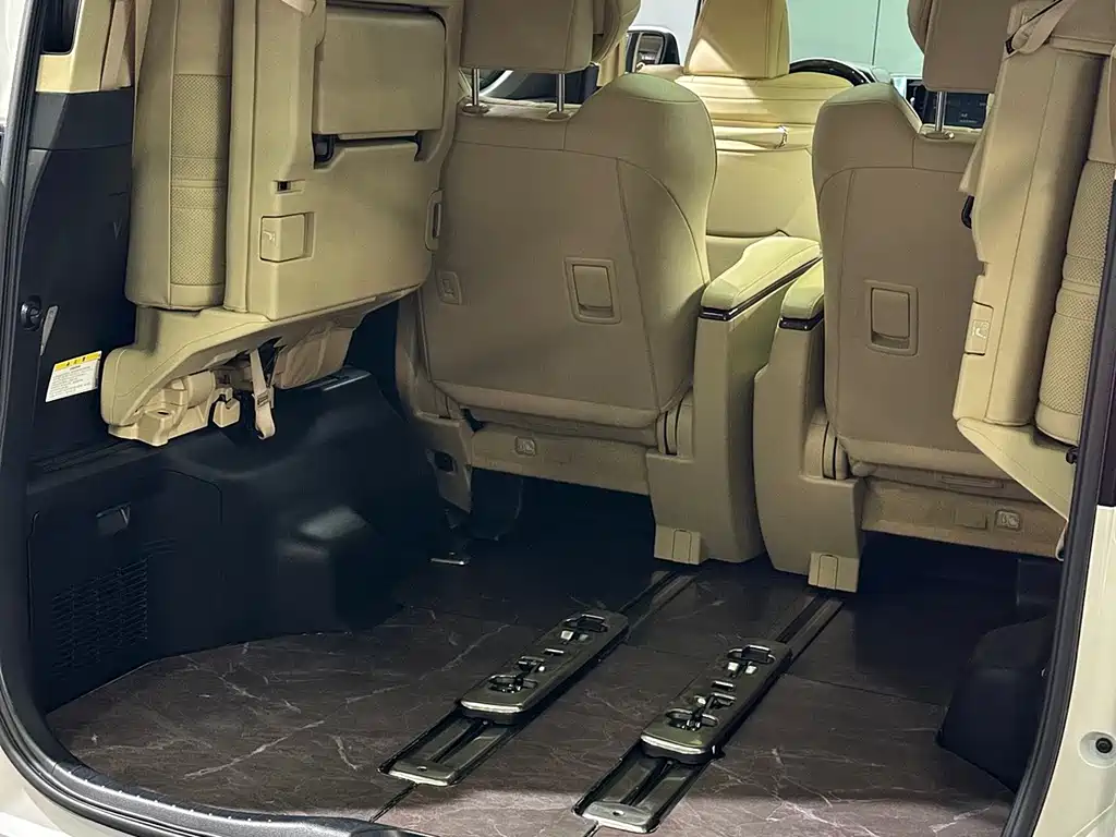 Toyota Alphard — фото 38