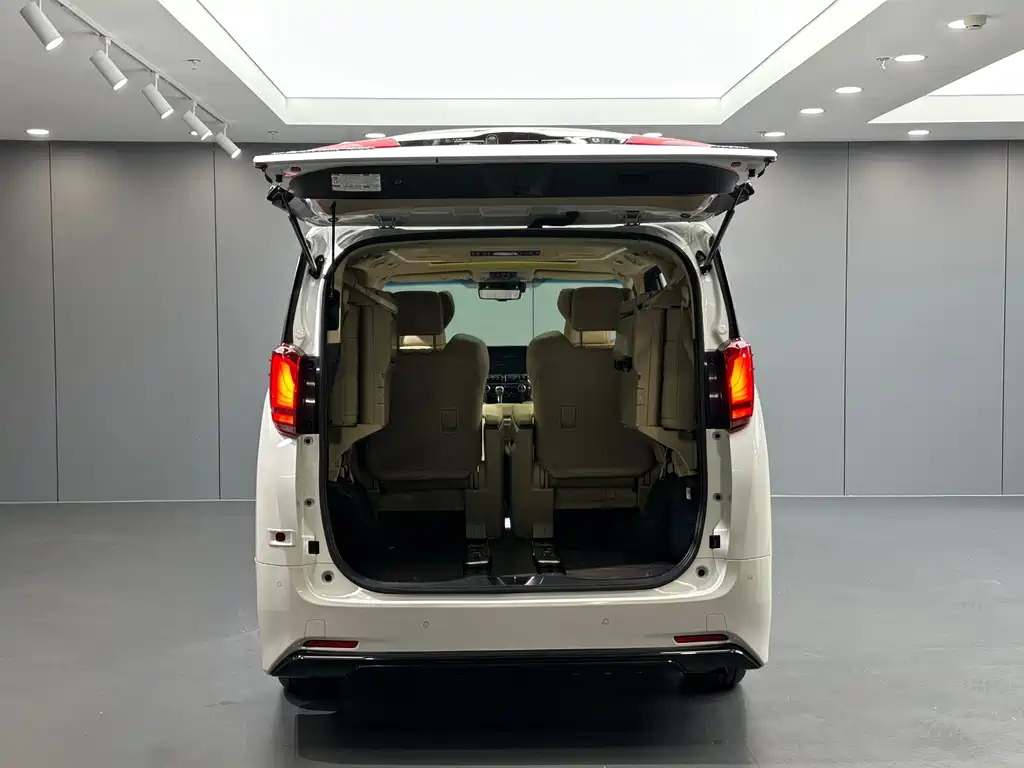 Toyota Alphard — фото 41