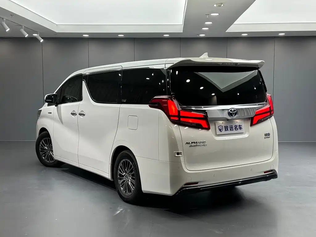 Toyota Alphard — фото 6