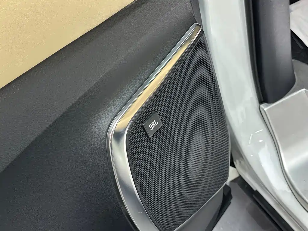 Toyota Alphard — фото 9