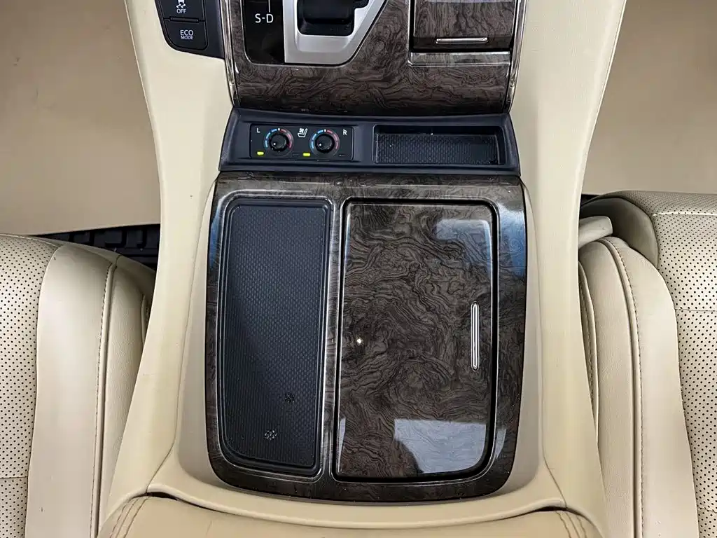 Toyota Alphard — фото 13