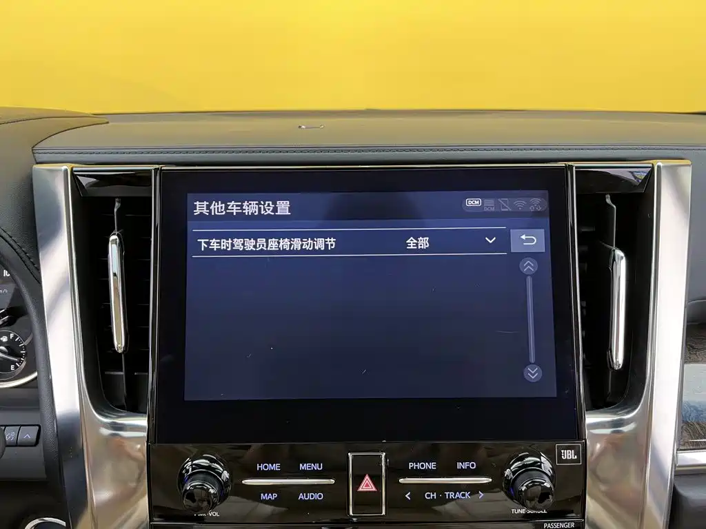 Toyota Alphard — фото 21