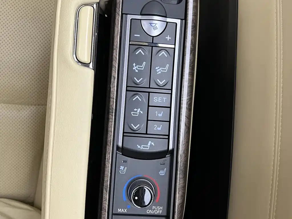 Toyota Alphard — фото 22