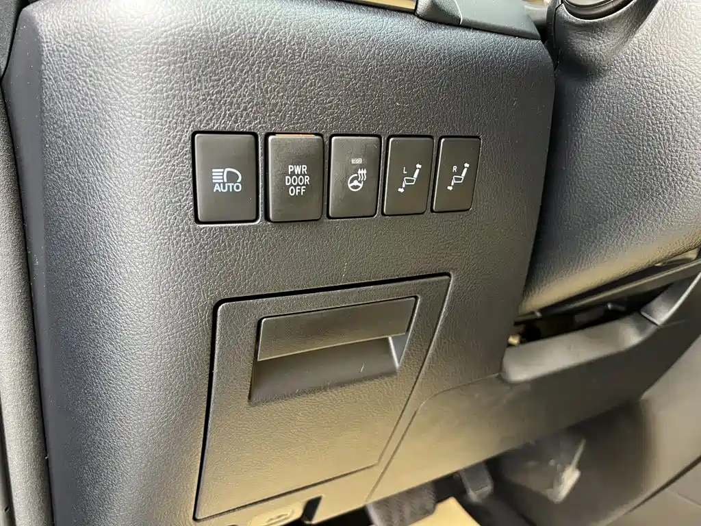 Toyota Alphard — фото 31