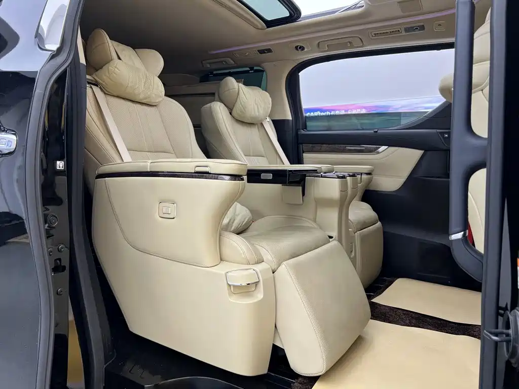 Toyota Alphard — фото 32