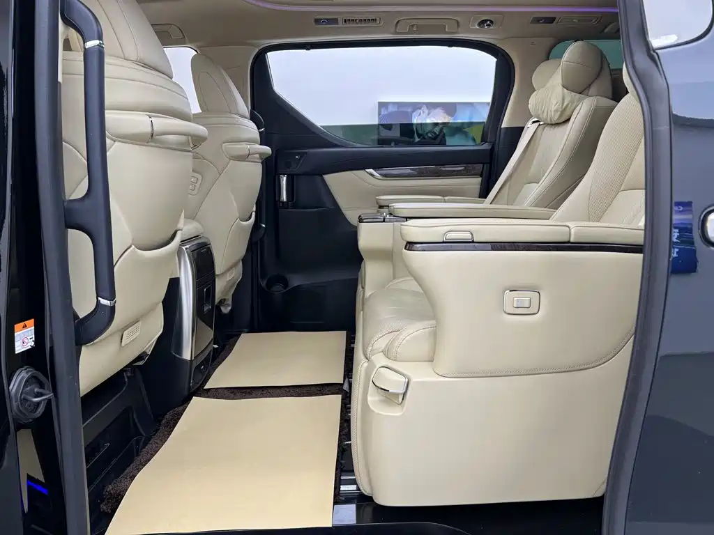 Toyota Alphard — фото 33