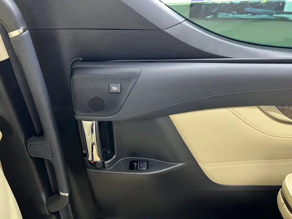 Toyota Alphard — фото 36