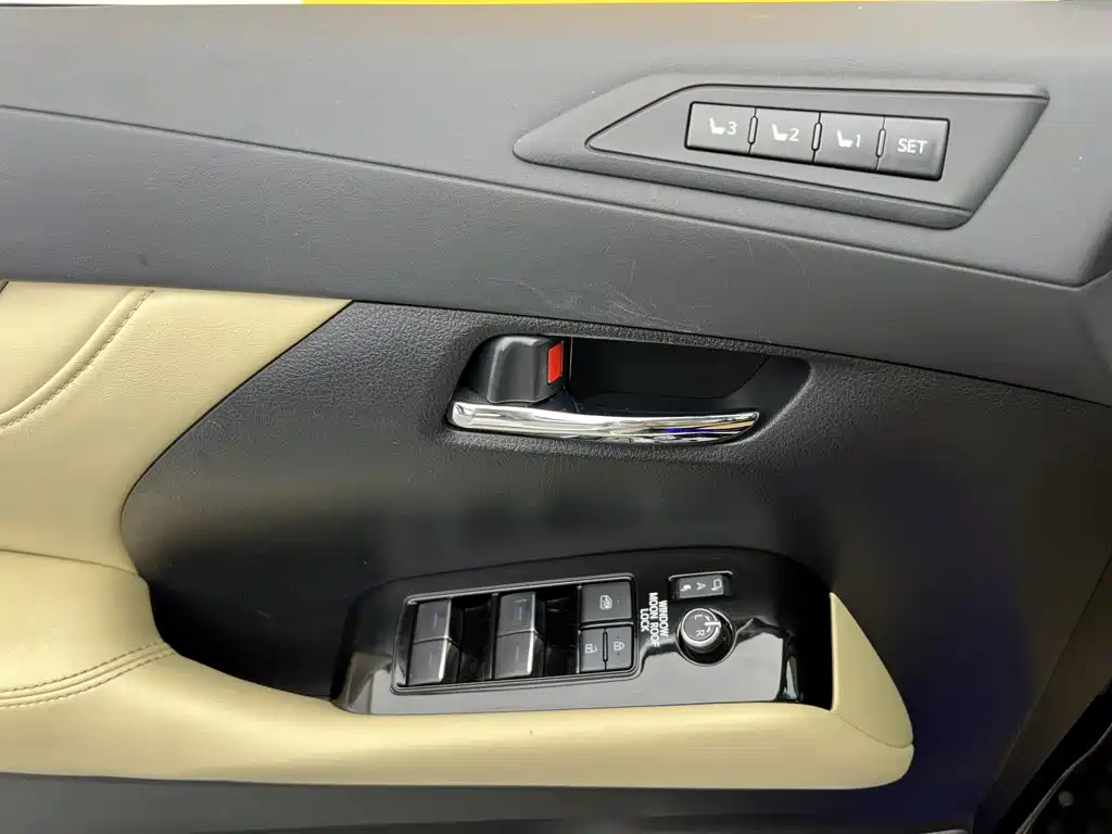 Toyota Alphard — фото 9
