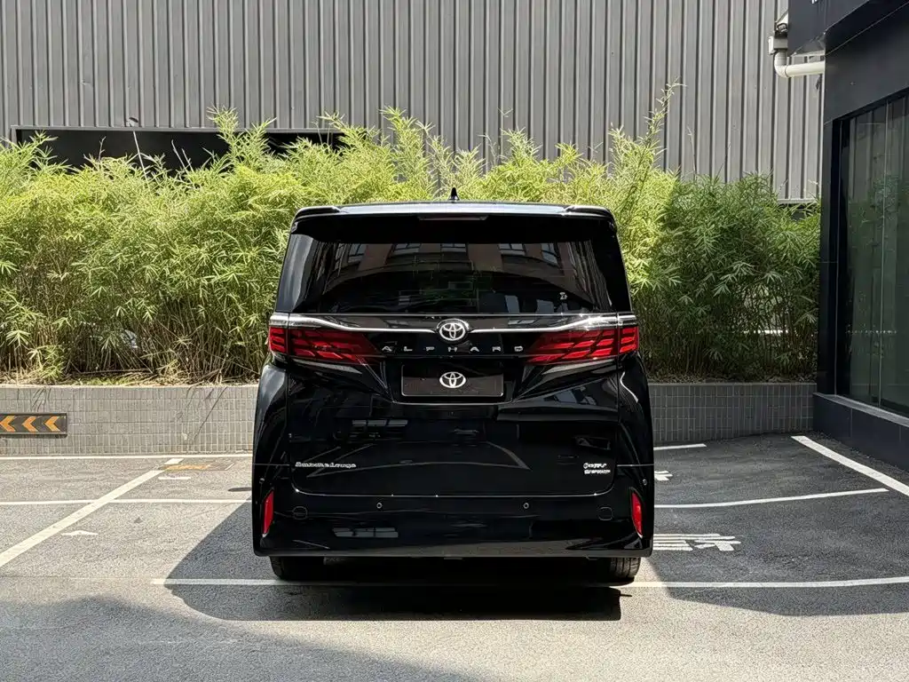 Toyota Alphard — фото 2