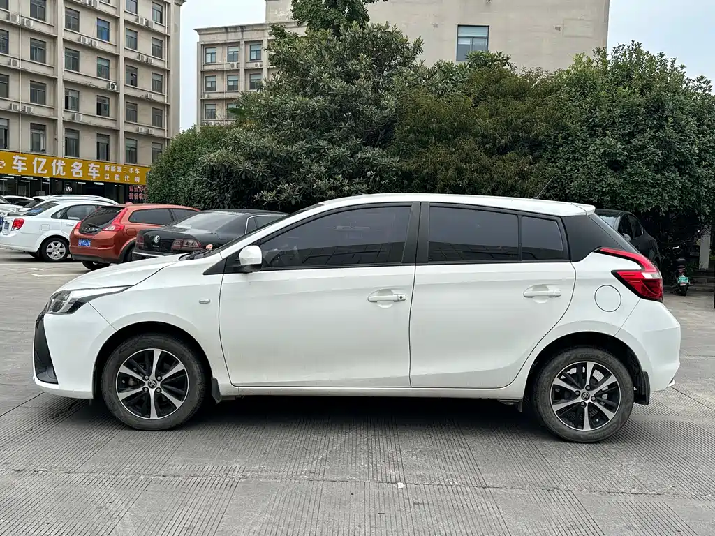 Toyota Yaris L — фото 4