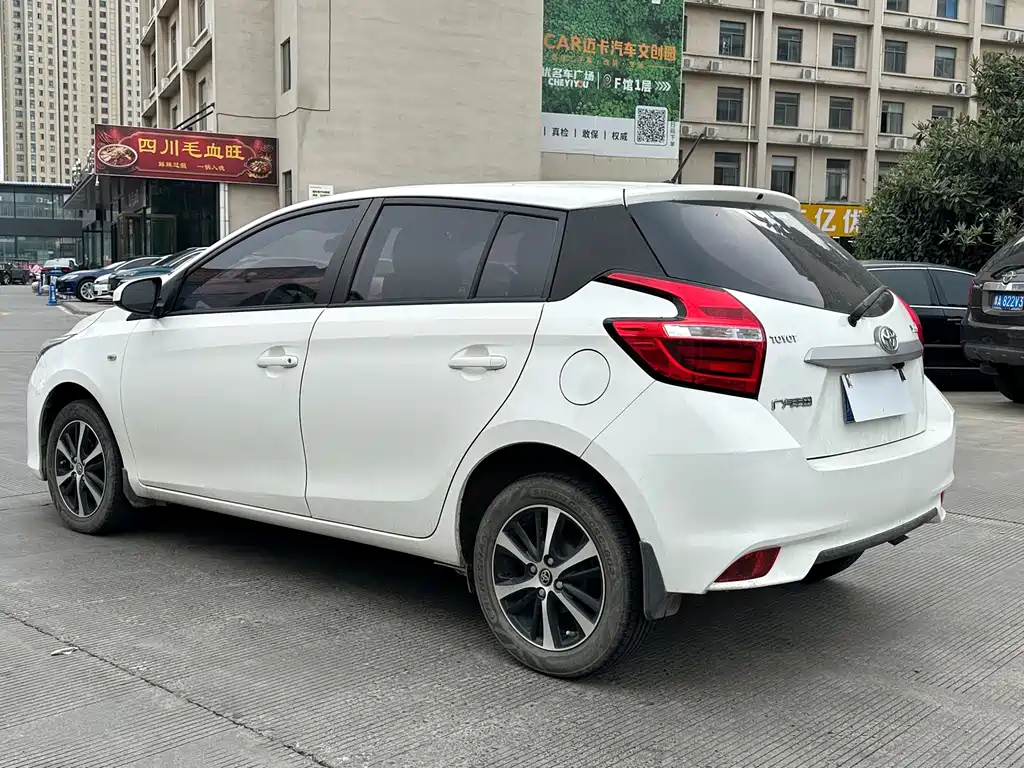 Toyota Yaris L — фото 5