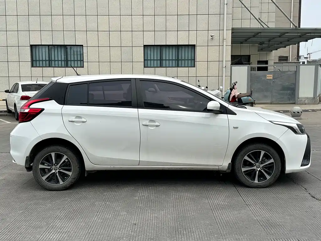 Toyota Yaris L — фото 8