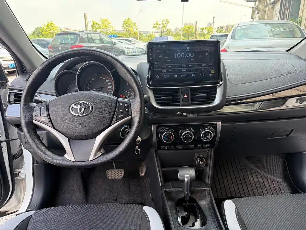 Toyota Yaris L — фото 6