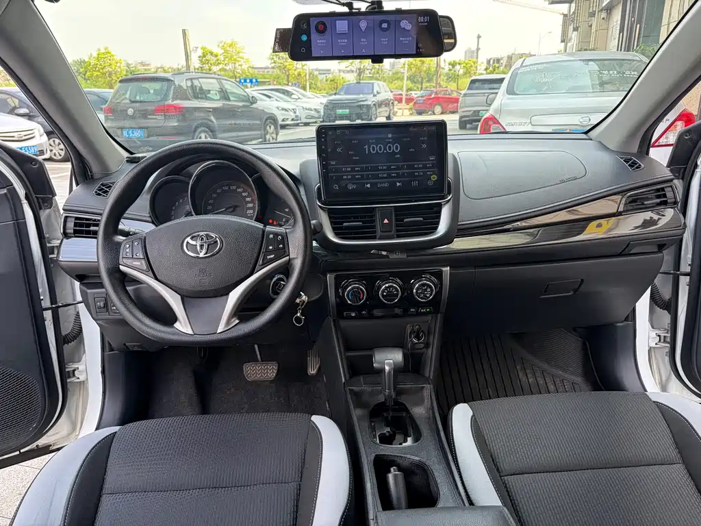 Toyota Yaris L — фото 7