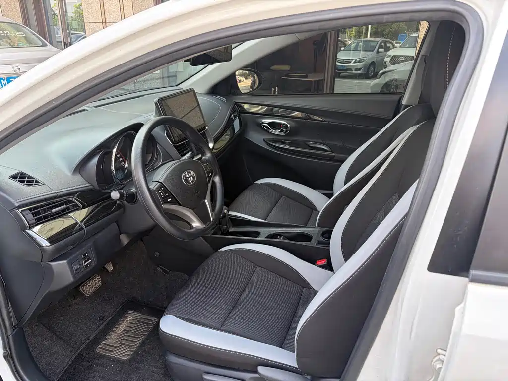 Toyota Yaris L — фото 8