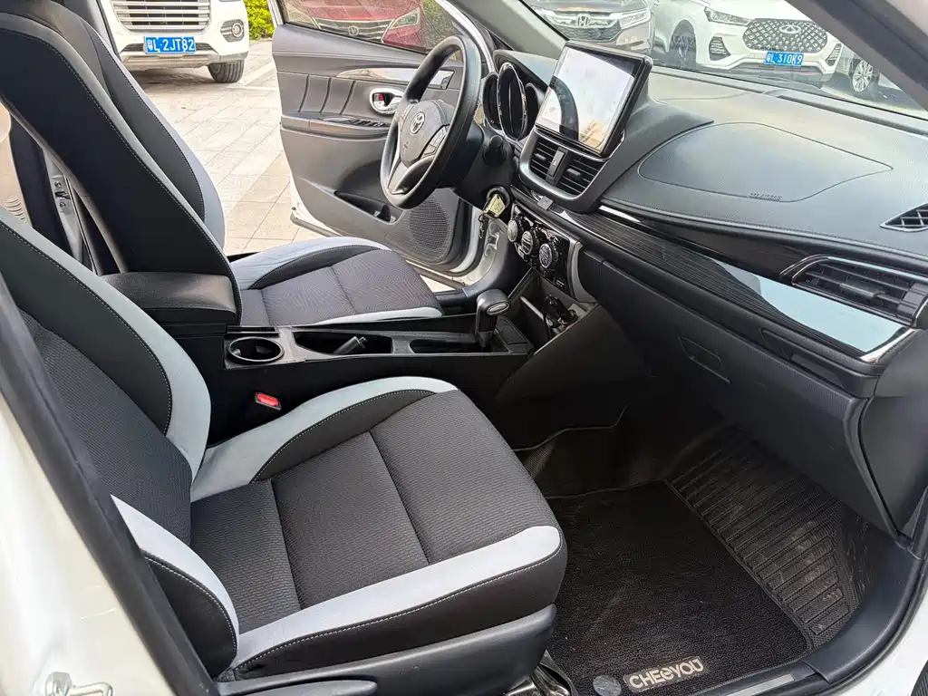 Toyota Yaris L — фото 10