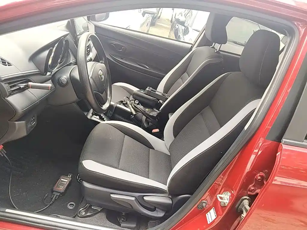 Toyota Yaris L — фото 15