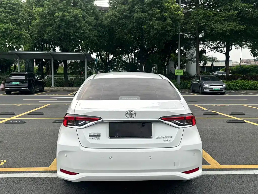 Toyota Corolla — фото 5