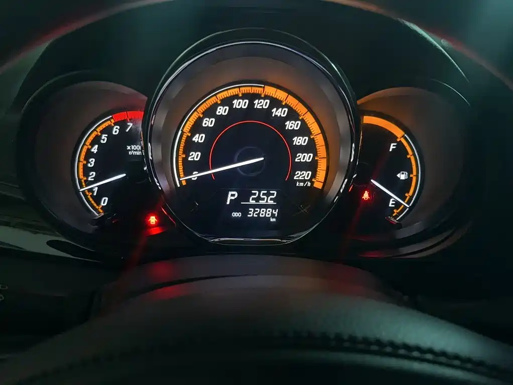 Toyota Yaris L — фото 4