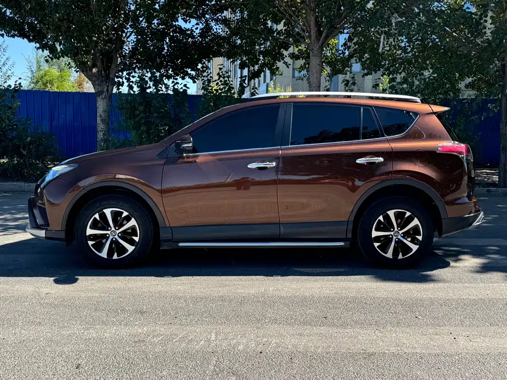 Toyota RAV4 — фото 4