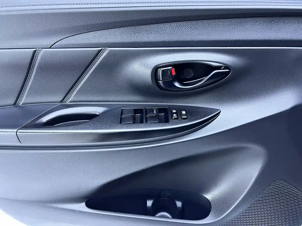Toyota Yaris L — фото 8