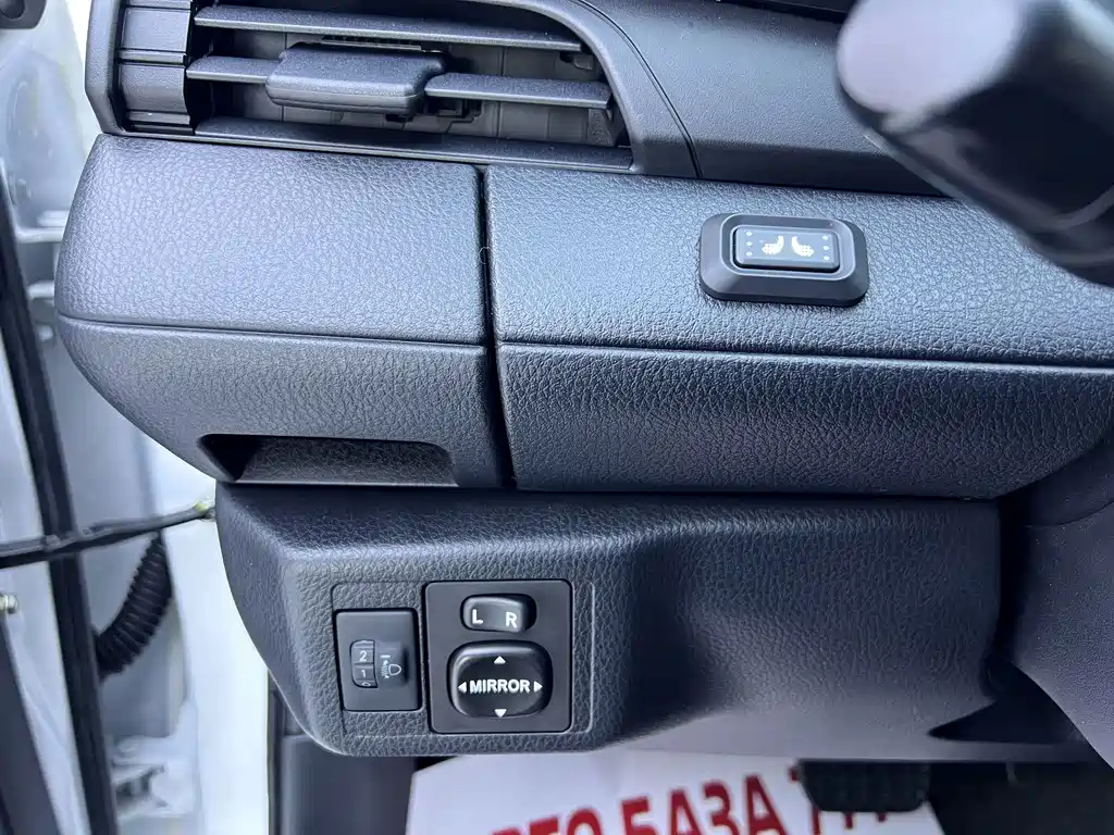 Toyota Yaris L — фото 9