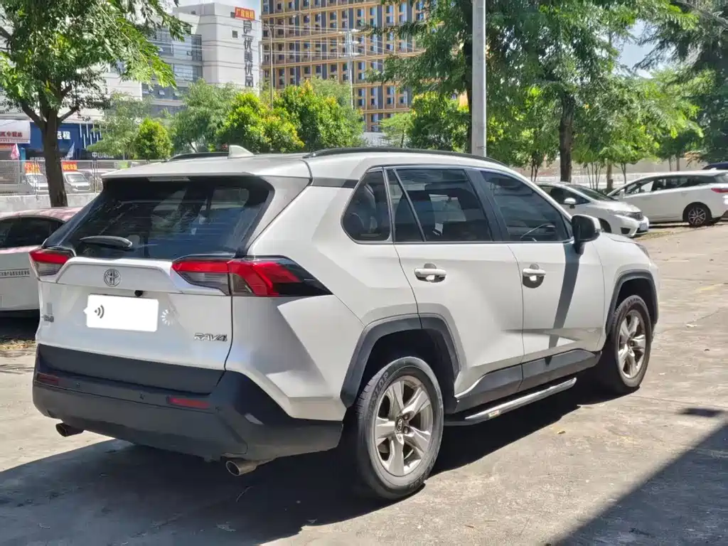 Toyota RAV4 — фото 4