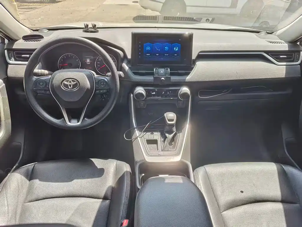 Toyota RAV4 — фото 9